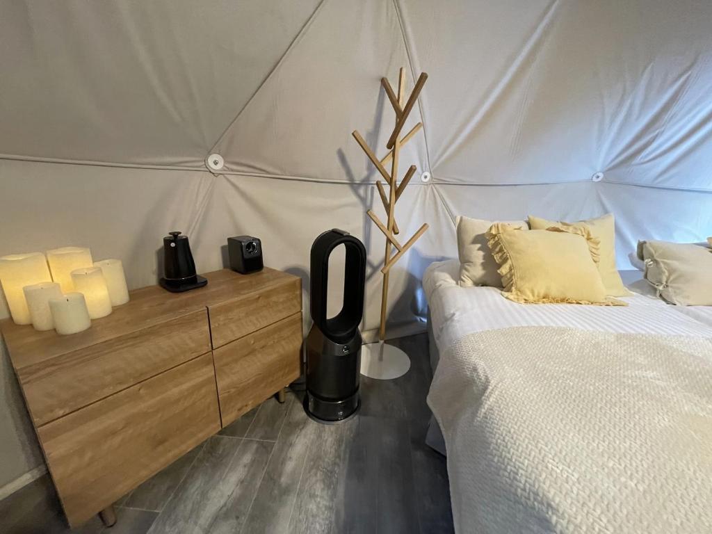 Rúm í herbergi á TOCORO. Mt.Fuji CAMP&GLAMPING