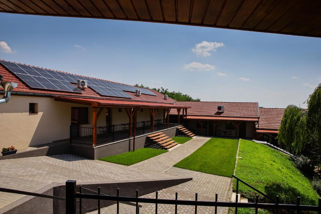 een huis met zonnepanelen op het dak bij Tulip Garden Panzió in Kékcse