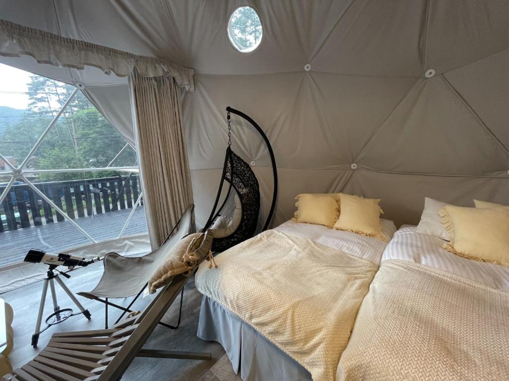 Rúm í herbergi á TOCORO. Mt.Fuji CAMP&GLAMPING