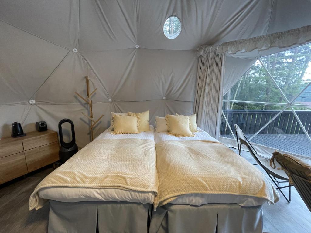 Rúm í herbergi á TOCORO. Mt.Fuji CAMP&GLAMPING