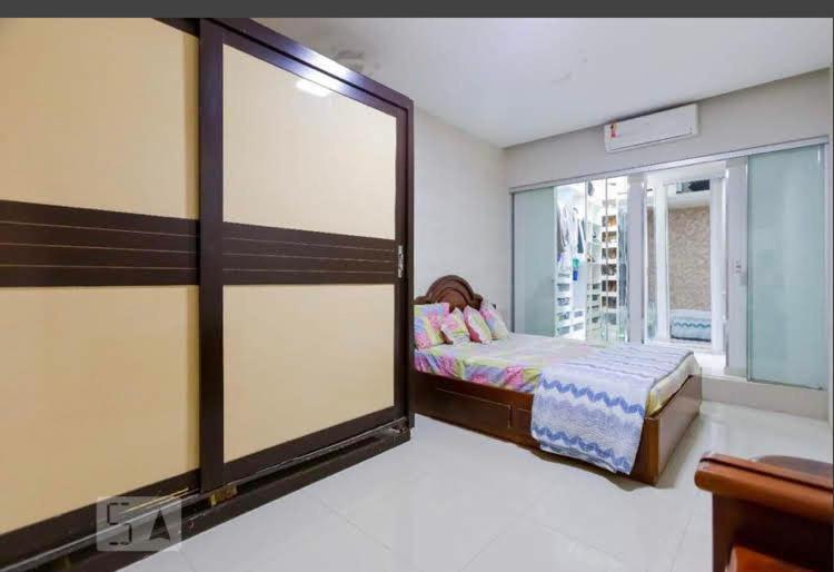 - une chambre avec un lit et une grande fenêtre dans l'établissement Caso com piscina AQUECIDA, há 900 metros do Iguatemi shopping, à Brasilia