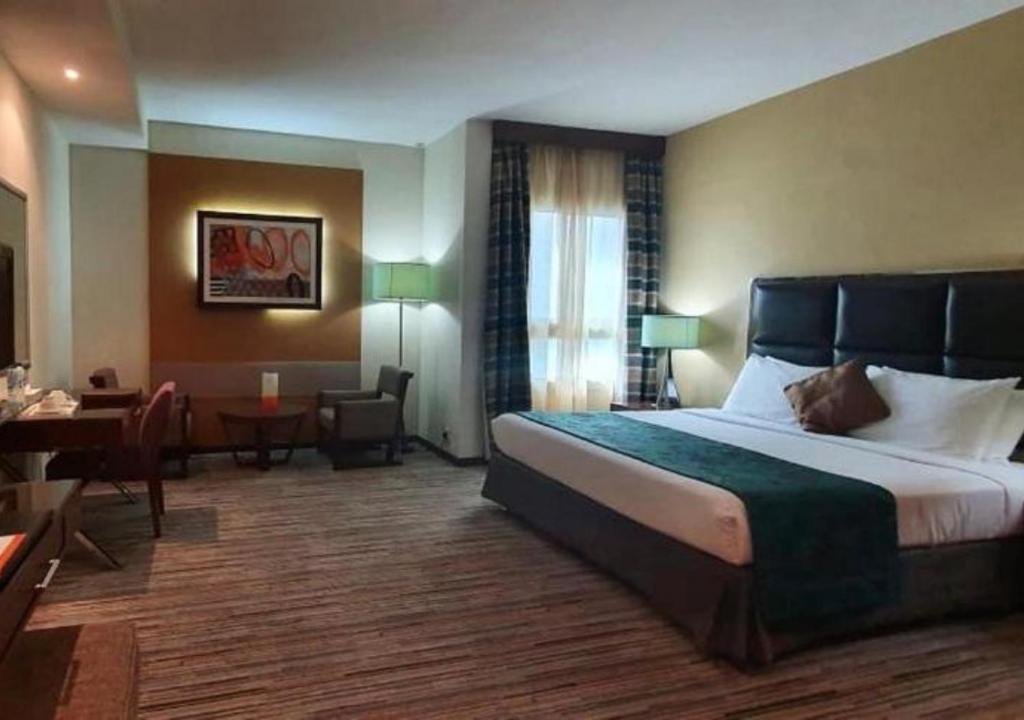 Cama ou camas em um quarto em Phoenix Plaza Hotel Apartments