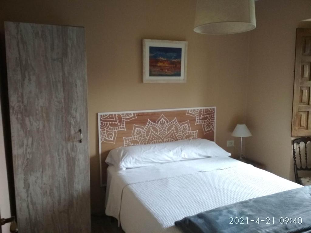 sypialnia z białym łóżkiem z czerwonym zagłówkiem w obiekcie Casa Rustica Isabel VT PO 00166 w mieście Sacos