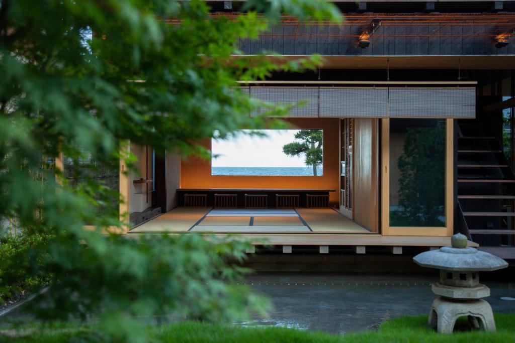 une vue extérieure dans l'établissement modern ryokan kishi-ke, à Kamakura