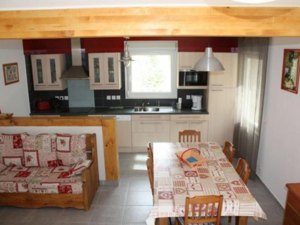 uma cozinha com uma mesa e uma sala de jantar em Gîte Xonrupt-Longemer, 3 pièces, 4 personnes - FR-1-589-218 em Xonrupt-Longemer