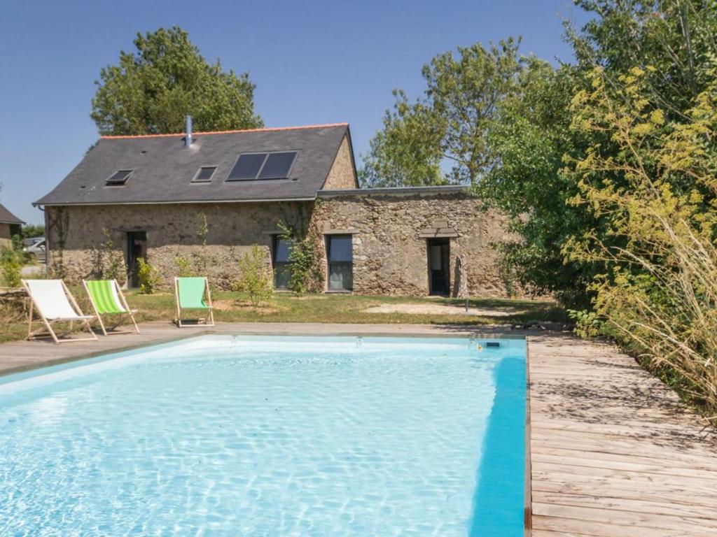 una casa con piscina frente a una casa en Gîte Varades, 3 pièces, 6 personnes - FR-1-306-847, en La Chapelle-Saint-Sauveur