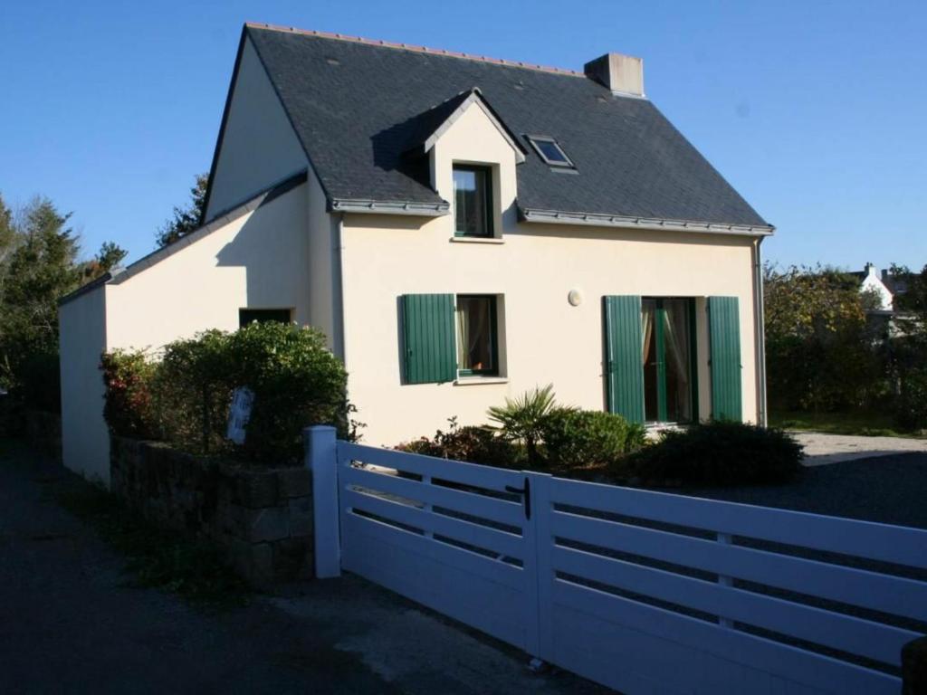 una casa blanca con una valla delante en Gîte Piriac-sur-Mer, 3 pièces, 4 personnes - FR-1-306-857, en Piriac-sur-Mer