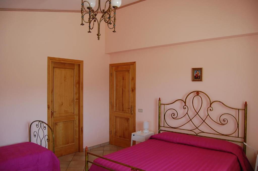 A bed or beds in a room at Cinisi 89 B&B
