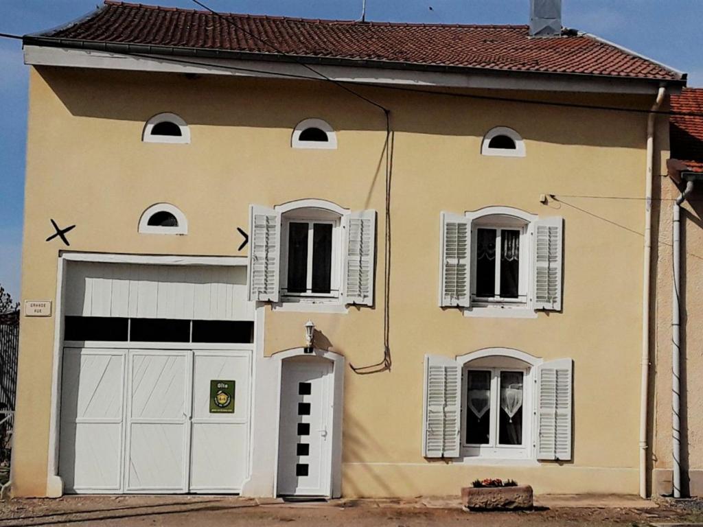 uma casa com duas portas de garagem e duas janelas em Gîte Harbouey, 4 pièces, 6 personnes - FR-1-584-36 