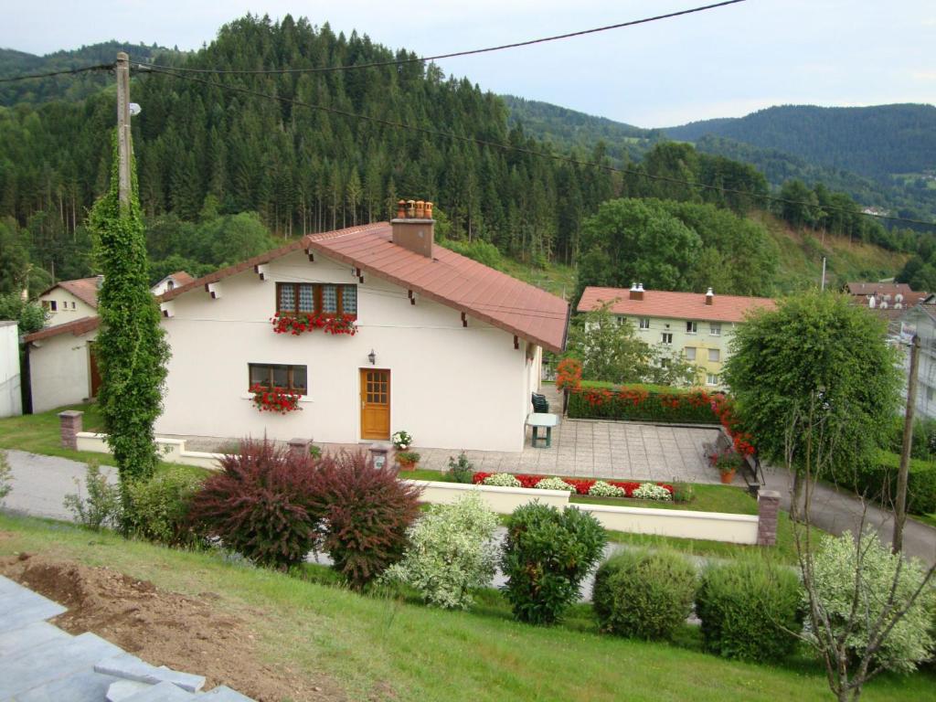 una casa bianca con tetto rosso di Gîte Le Tholy, 2 pièces, 4 personnes - FR-1-589-129 a Le Tholy