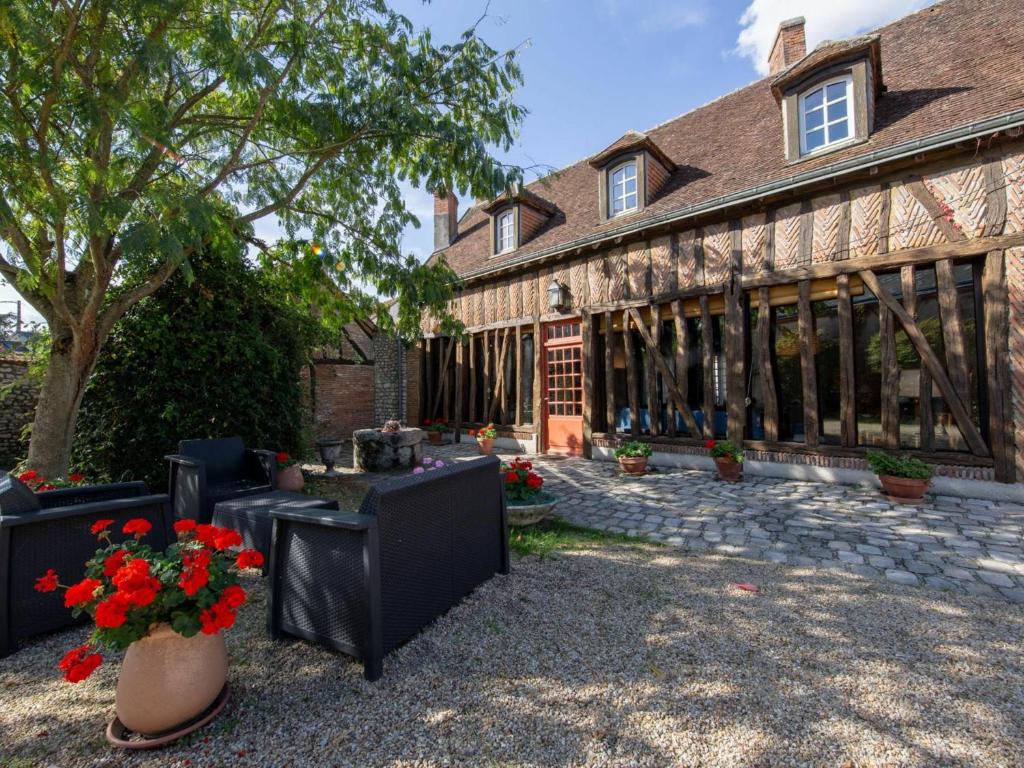 an exterior view of a house with flowers in a vase at Gîte Bellegarde, 4 pièces, 6 personnes - FR-1-590-2 in Bellegarde-du-Loiret