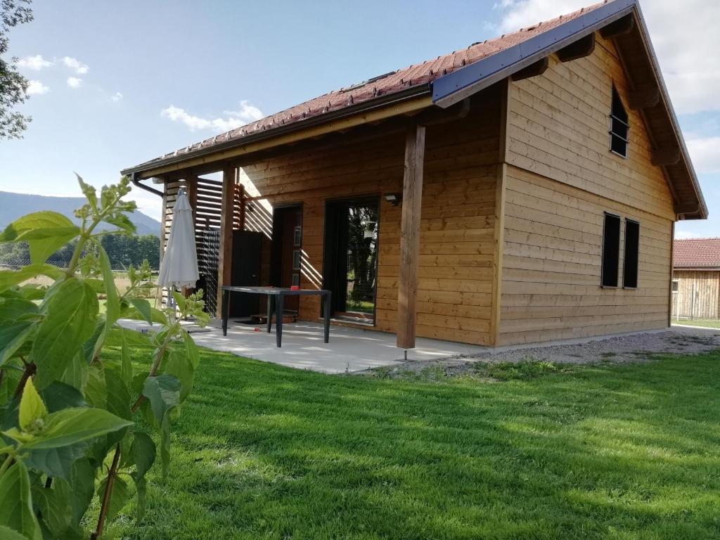 ein kleines Holzgebäude mit einem Rasenplatz in der Unterkunft Gîte Lesseux, 3 pièces, 5 personnes - FR-1-589-300 in Lesseux