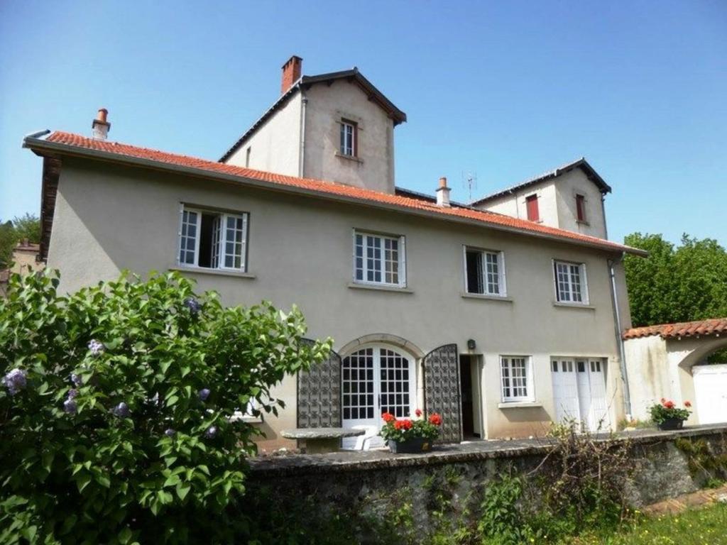 Una casa blanca con una torre encima. en Gîte Allègre, 5 pièces, 6 personnes - FR-1-582-133, en Allègre