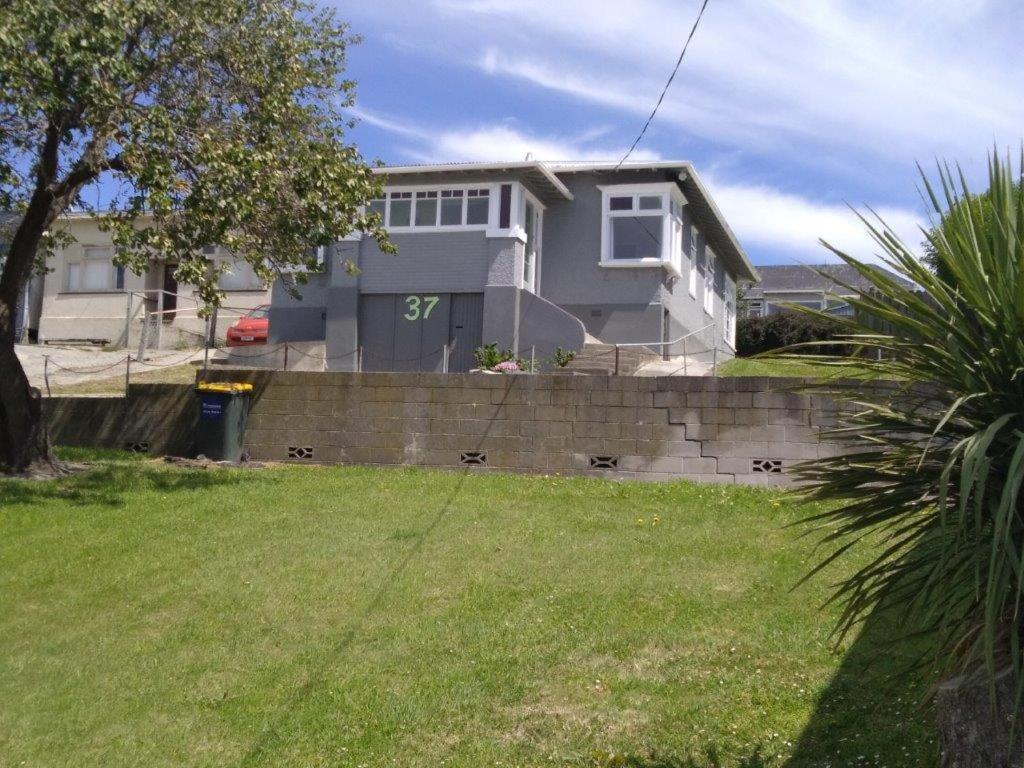 a house on top of a retaining wall at Tyne and Tides in Oamaru