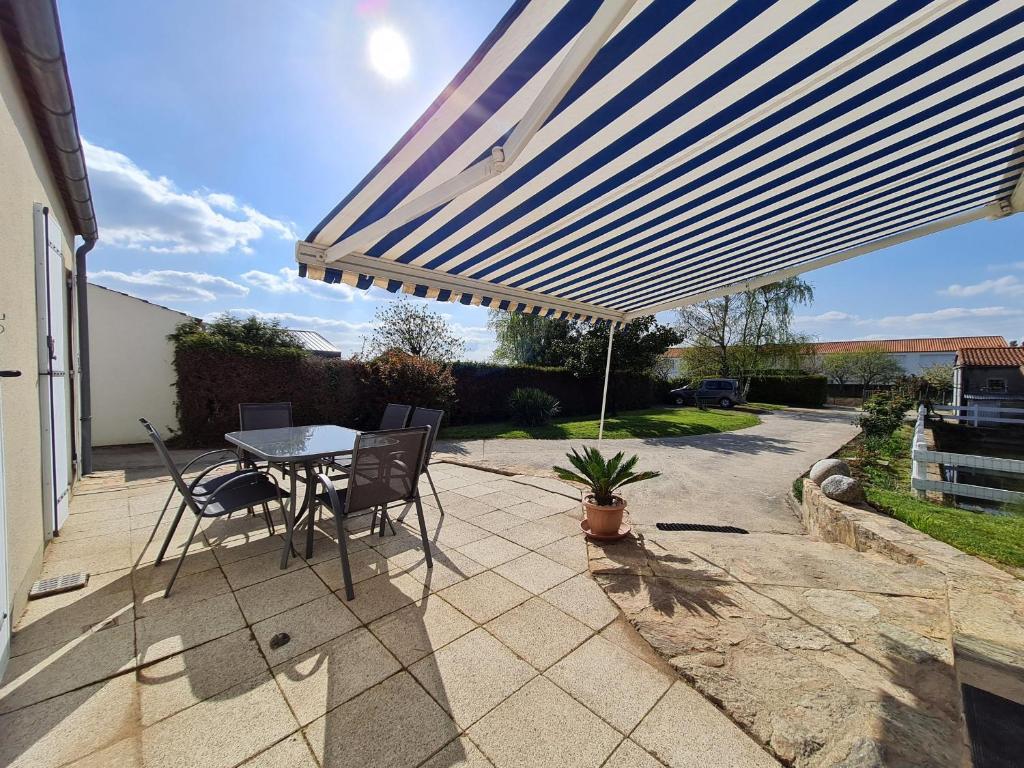 Photo de la galerie de l'établissement Maison rénovée 3 ch. avec grand jardin et véranda, proche commerces à Aizenay - FR-1-426-467, à Aizenay