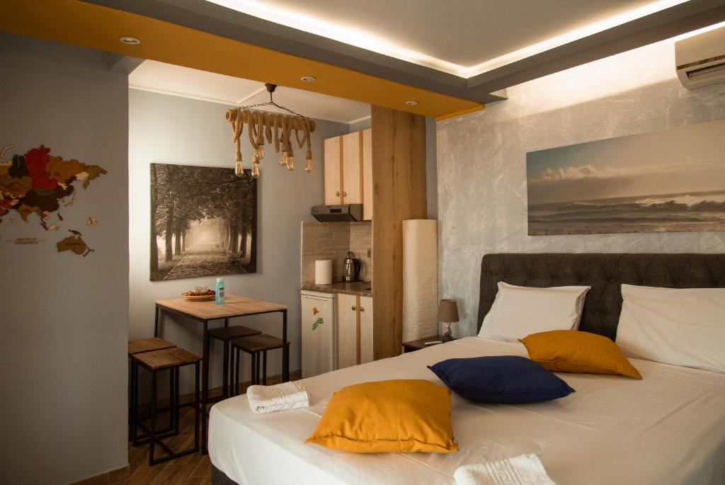 - une chambre avec un lit doté d'oreillers jaunes et bleus dans l'établissement Studio Acropolis, à Athènes