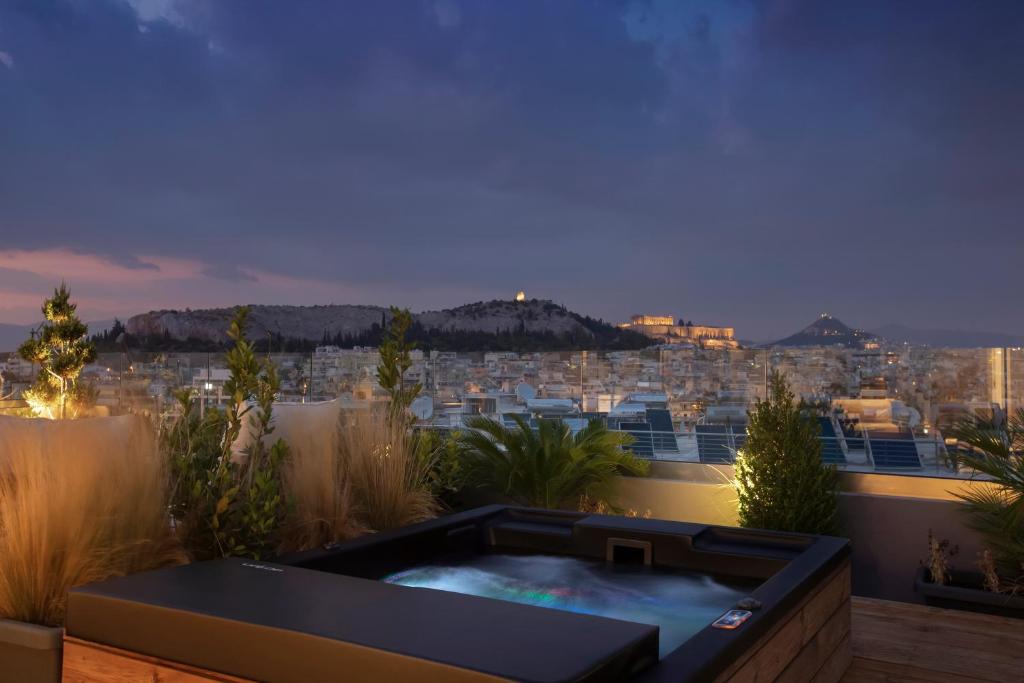 una vasca idromassaggio sul tetto di un edificio di Supreme Luxury Suites by Athens Stay ad Atene