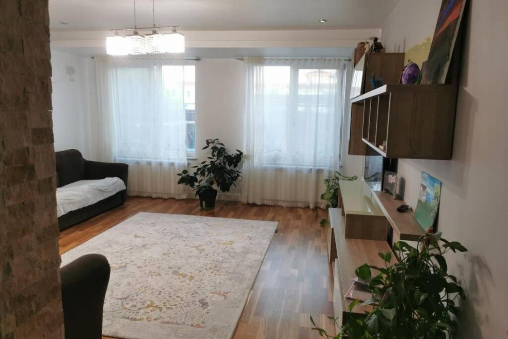 uma sala de estar com um sofá e uma mesa em Vila Sidef Mamaia Nord se închiriază integral em Mamaia Nord – Năvodari