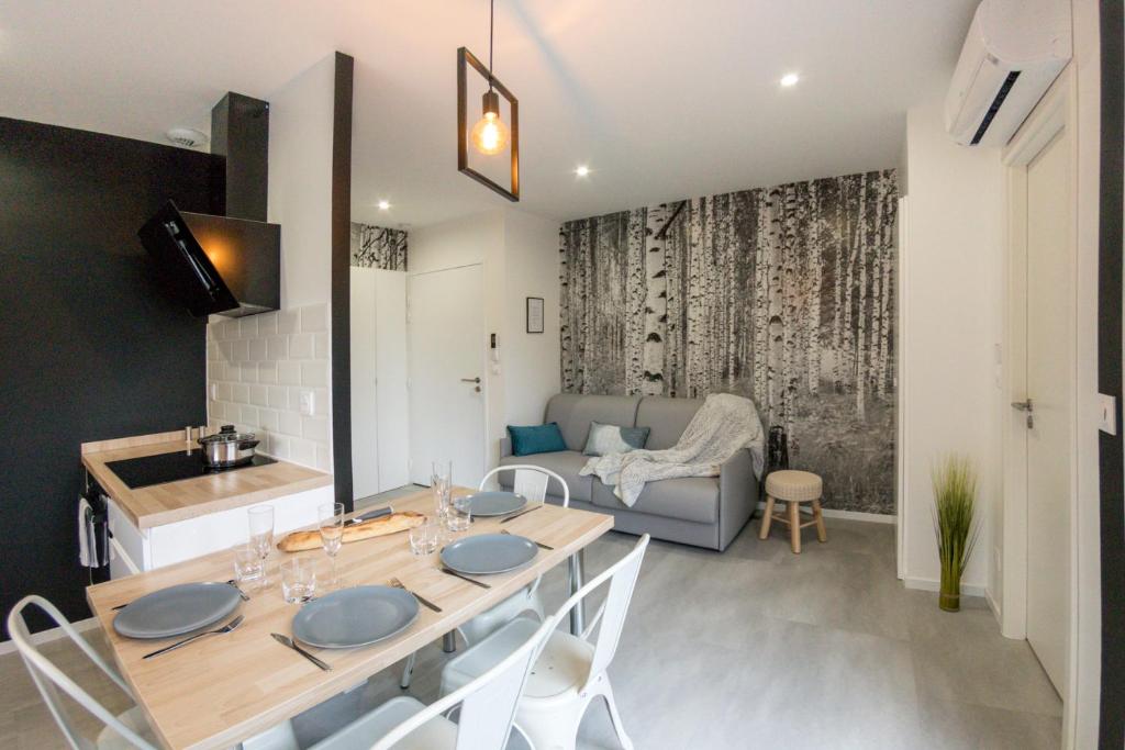 Gallery image of APPART-HOTEL n 4 calme avec terrasse, Wi-fi haut débit, petit-déjeuner, room-service et parking privé in Chouzelot