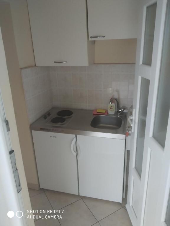 Kuchyňa alebo kuchynka v ubytovaní Apartmani Glavina