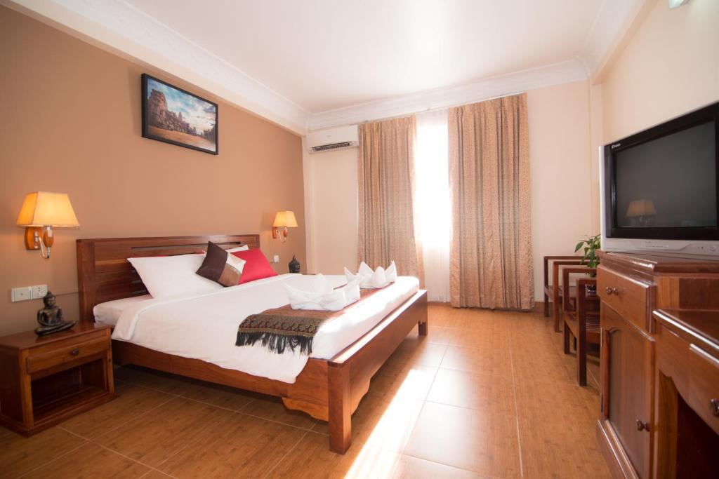 Postel nebo postele na pokoji v ubytování Angkor Pearl Hotel