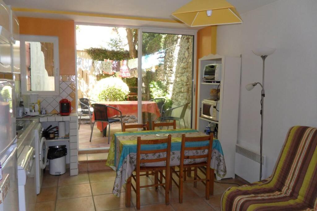 een keuken en eetkamer met een tafel en stoelen bij Maison au centre de St Jean du Gard in Saint-Jean-du-Gard