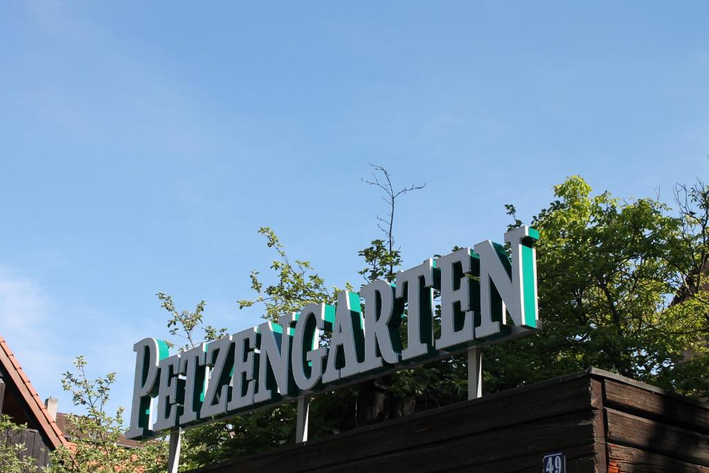 una señal para el museo de signos americanos en Hotel Petzengarten en Núremberg