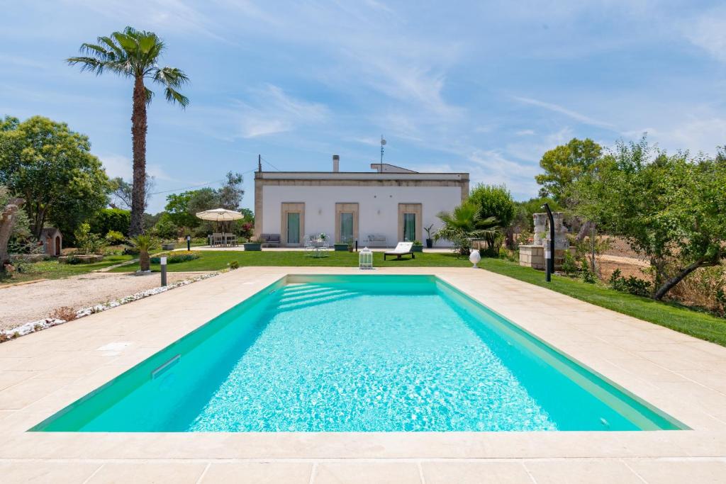 an image of a swimming pool in front of a house at Puntuso Vacanze in Matino