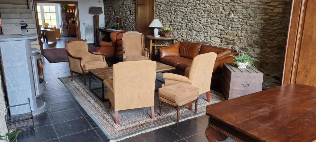 sala de estar con sillas, sofá y mesa en Le Maissin 1876, en Paliseul