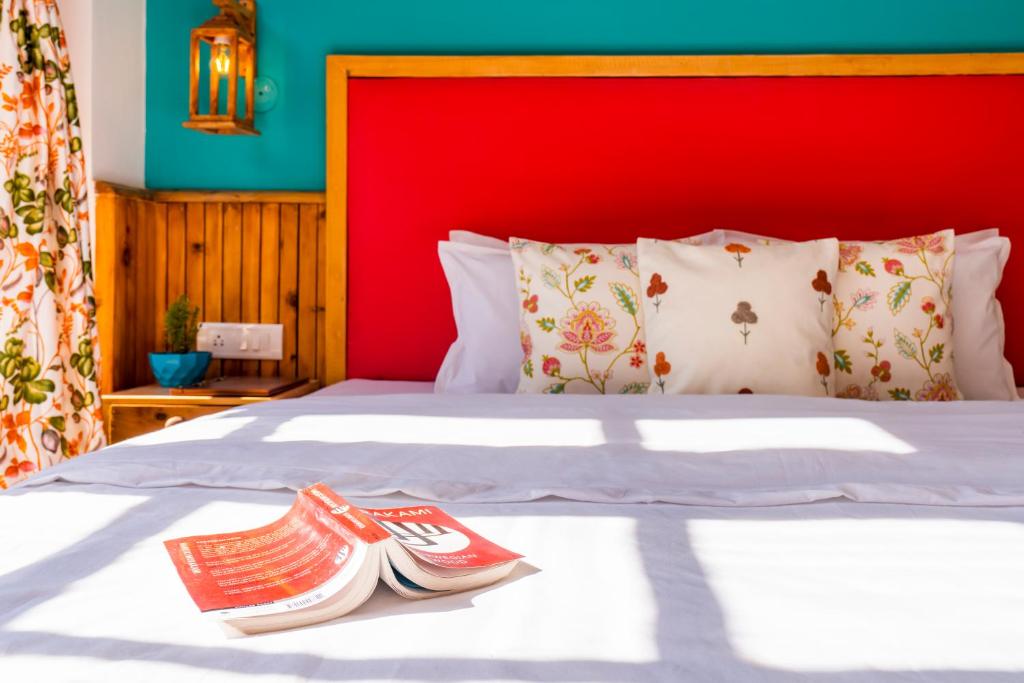 Postel nebo postele na pokoji v ubytování Zen Manali by Keekoo Stays