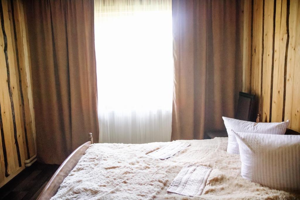 Postel nebo postele na pokoji v ubytování Стежка в гори
