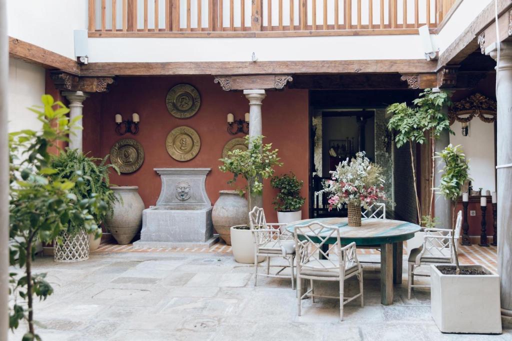 d'une terrasse avec une table et des chaises. dans l'établissement La Corrala del Realejo, à Grenade