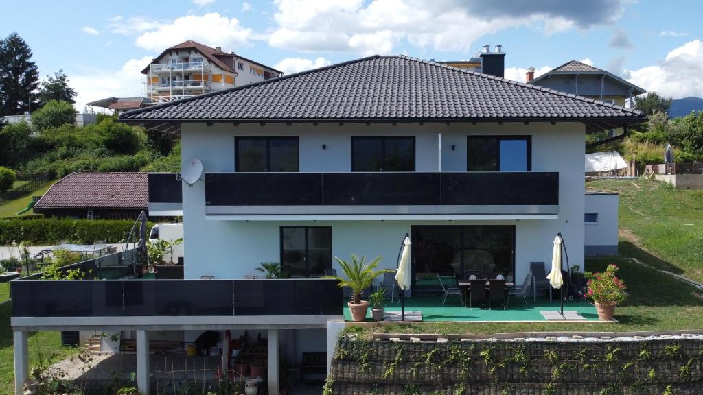 Cette villa offre une vue sur la maison. dans l'établissement Apartment Uggowitzer, à Drobollach am Faakersee