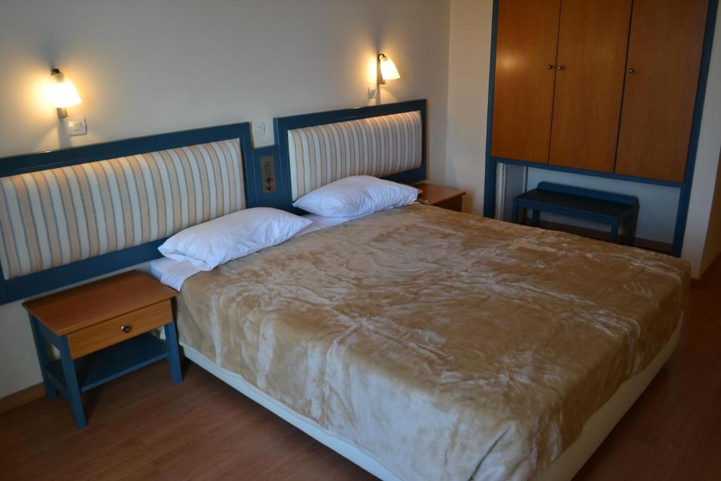 Postel nebo postele na pokoji v ubytování Astron Hotel