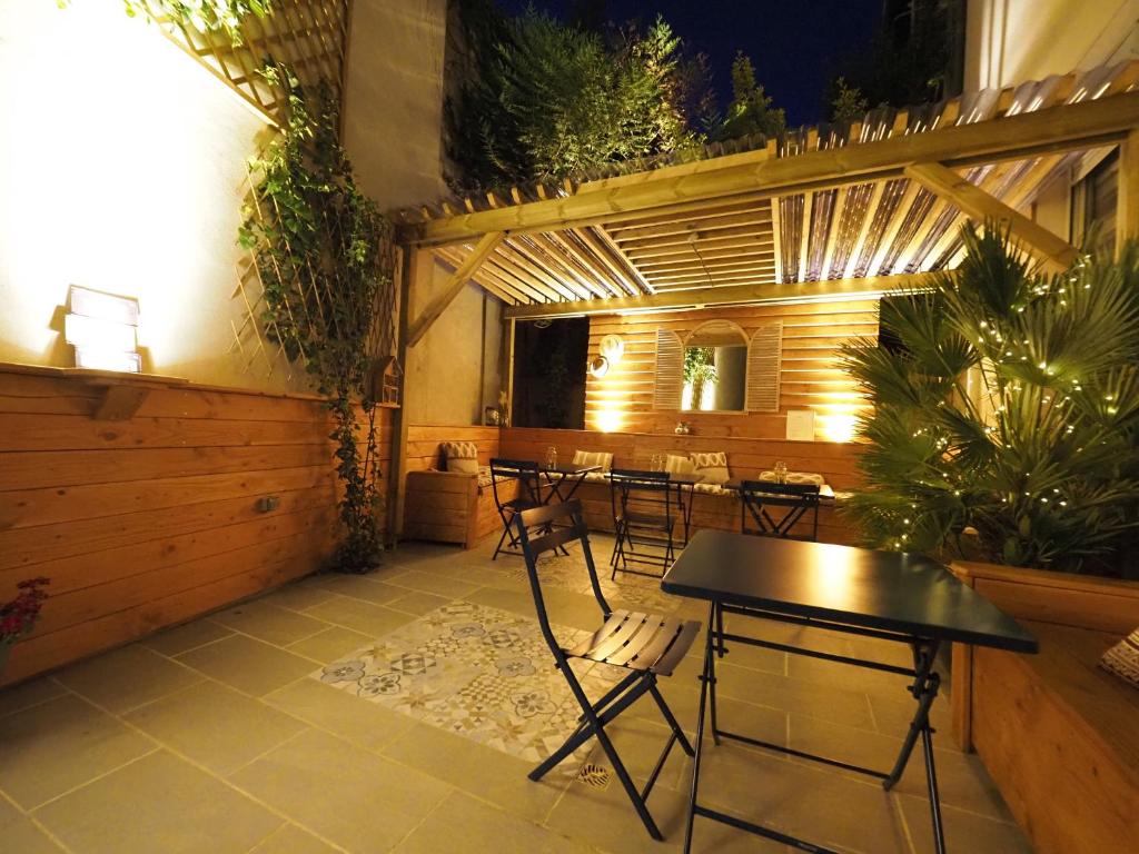 Patio nebo venkovní prostory v ubytování Hôtel Le Biarritz - Vichy