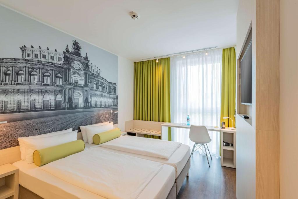 Postel nebo postele na pokoji v ubytování Super 8 by Wyndham Dresden