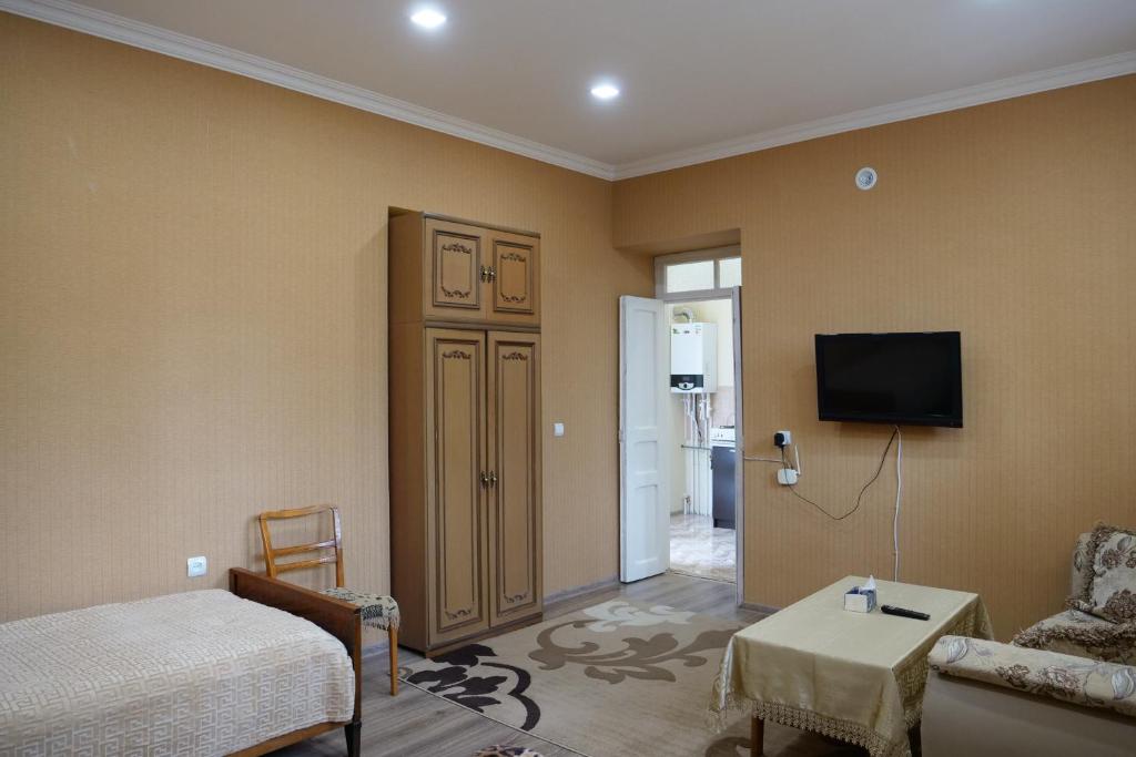 TV a/nebo společenská místnost v ubytování Guest House Kumayri