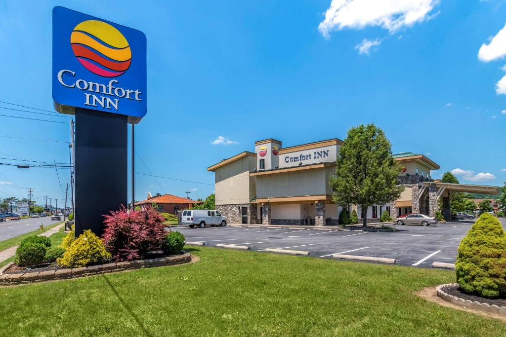 una señal de una posada confortable en un estacionamiento en Comfort Inn Williamsport, en Williamsport