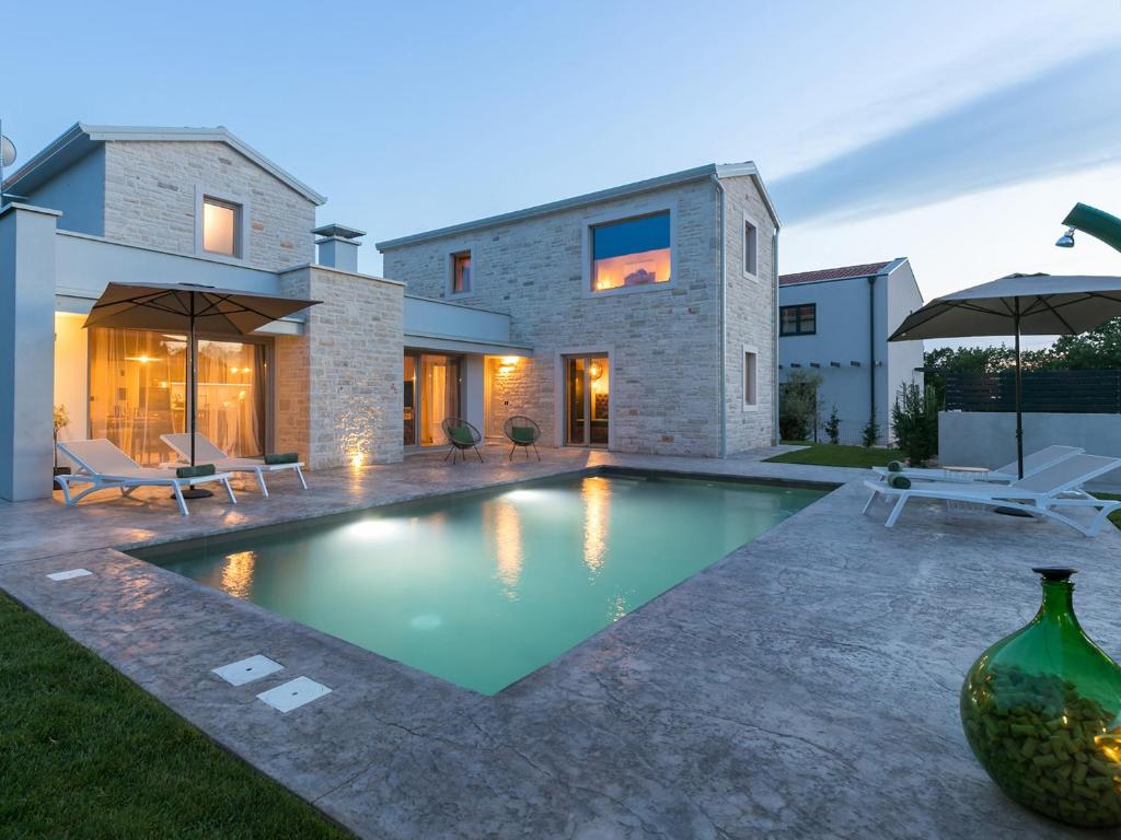 una piscina en el patio trasero de una casa en Villa Lavanda, en Nova Vas