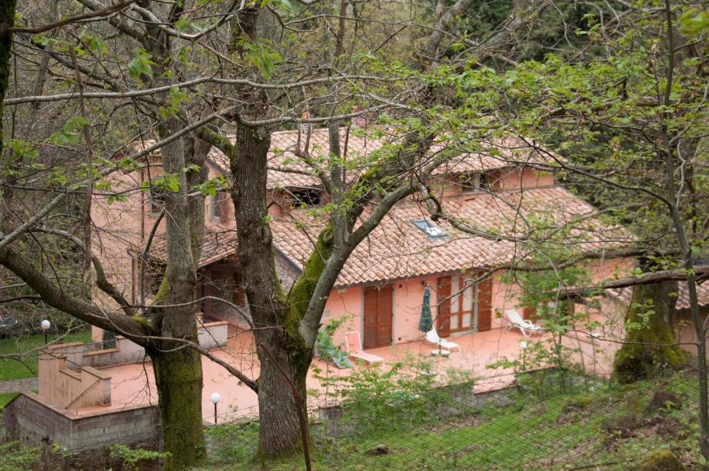 ein altes Haus mitten im Wald in der Unterkunft Appartamenti Capenti in Arcidosso