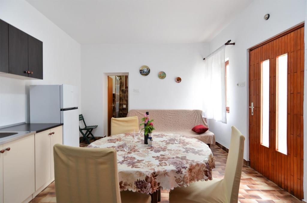 kuchnia i jadalnia ze stołem i krzesłami w obiekcie Apartments Fazana 407 w Fažanie