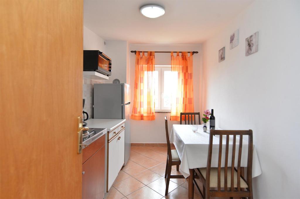 Kuchnia lub aneks kuchenny w obiekcie Apartments Fazana 407