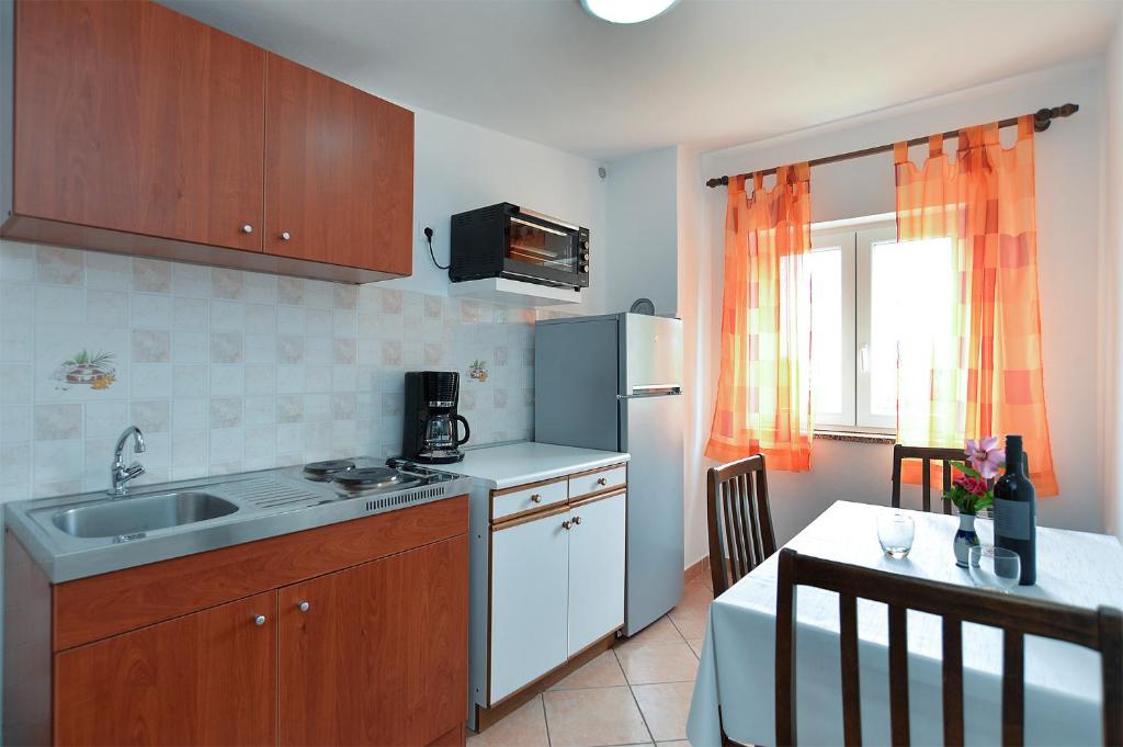 Kuchnia lub aneks kuchenny w obiekcie Apartments Fazana 407
