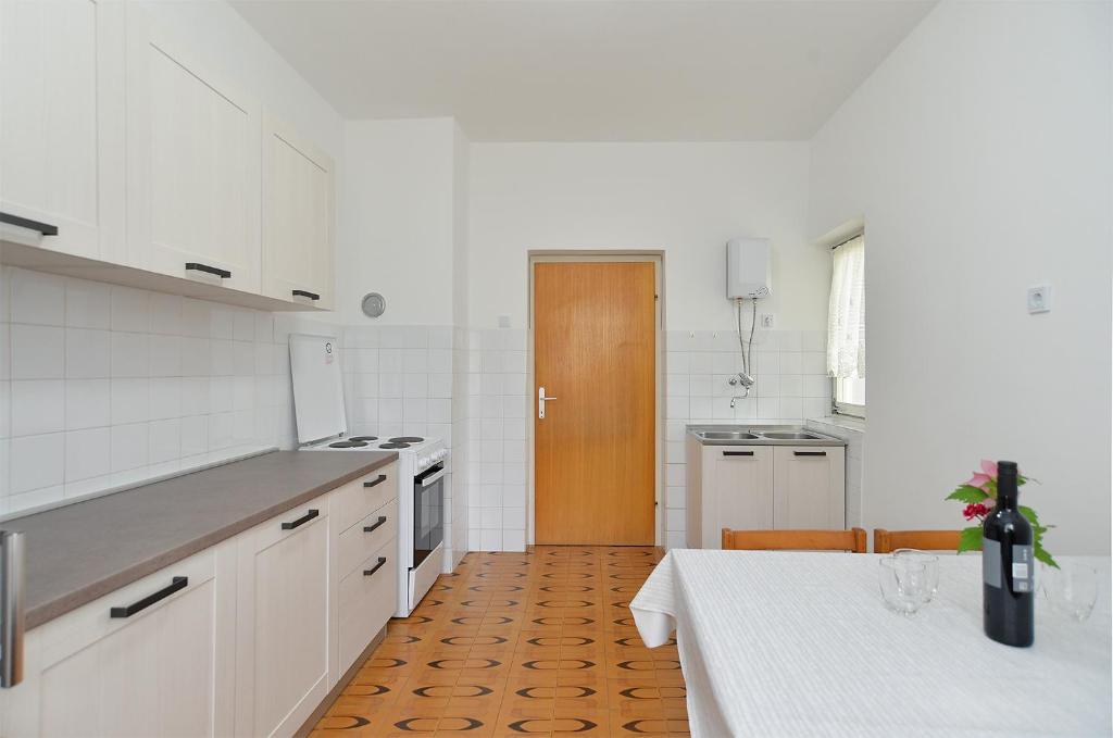 Kuchnia lub aneks kuchenny w obiekcie Apartments Fazana 407