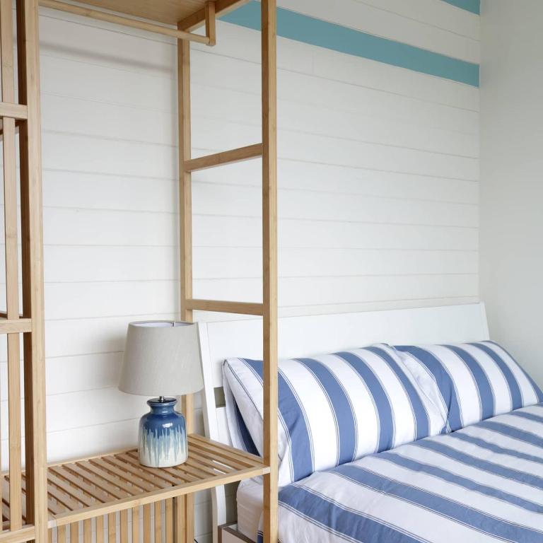 Postel nebo postele na pokoji v ubytování Crow's Nest Glandore - 3 - Self Catering