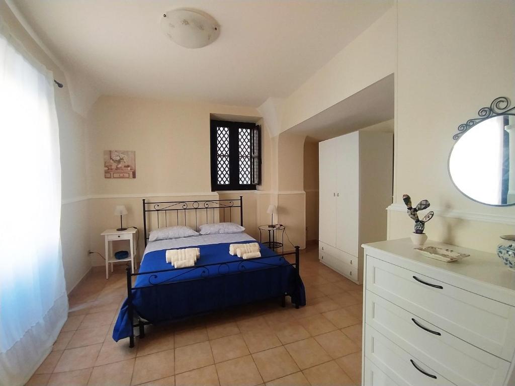 1 dormitorio con 1 cama con colcha azul en Palma House en Catania