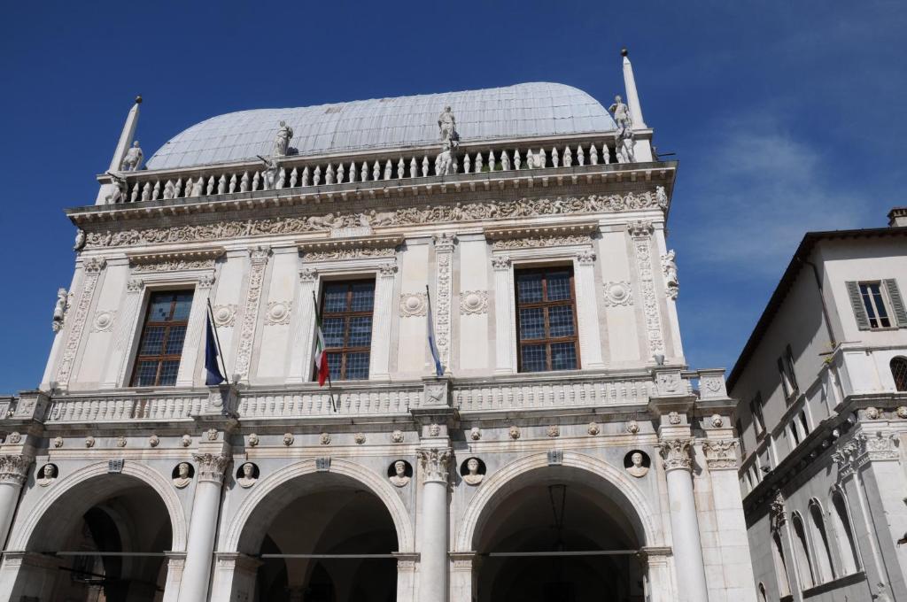 um edifício com uma cúpula em cima em Camera con Vista em Brescia