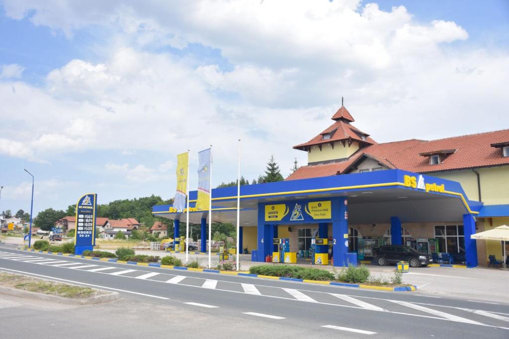 Tòa nhà nơi nhà nghỉ ven đường tọa lạc