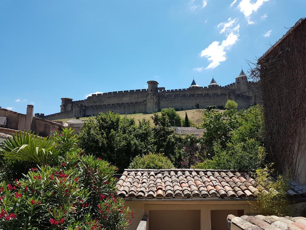 - une vue sur le château depuis le jardin dans l'établissement Maison vue Cité 2, à Carcassonne