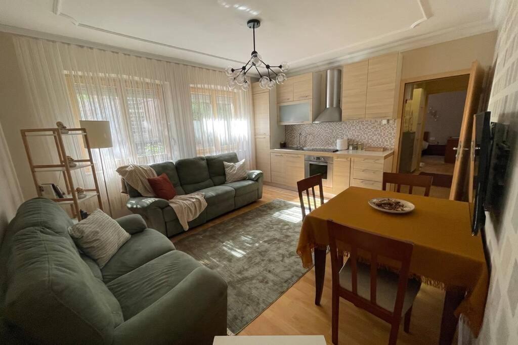 Svetainės erdvė apgyvendinimo įstaigoje Cozy apartment in the center of Prishtina